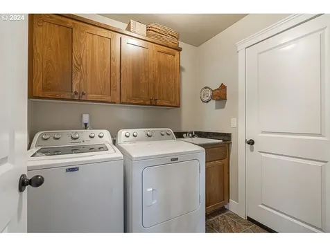 2152 Equestrian Loop S Salem OR 97302