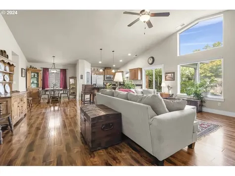 2152 Equestrian Loop S Salem OR 97302