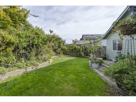 2152 Equestrian Loop S Salem OR 97302