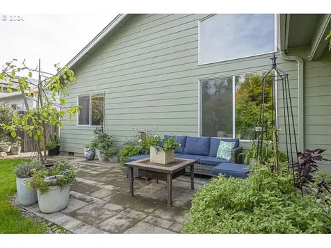 2152 Equestrian Loop S Salem OR 97302