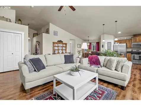 2152 Equestrian Loop S Salem OR 97302