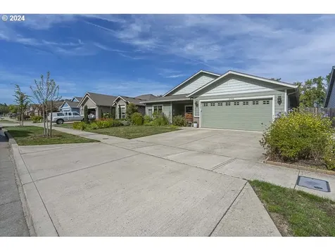 2152 Equestrian Loop S Salem OR 97302