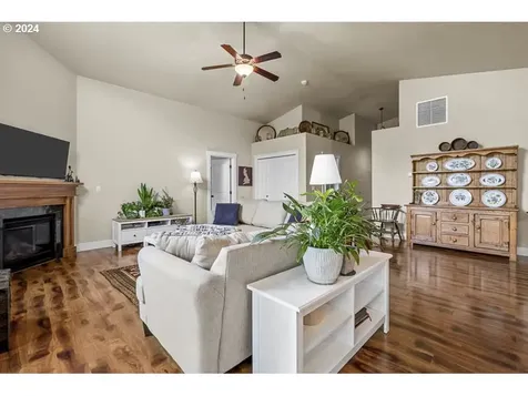 2152 Equestrian Loop S Salem OR 97302