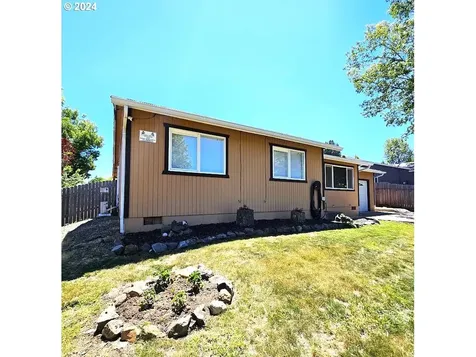 156 Lancaster Avenue Roseburg OR 97471