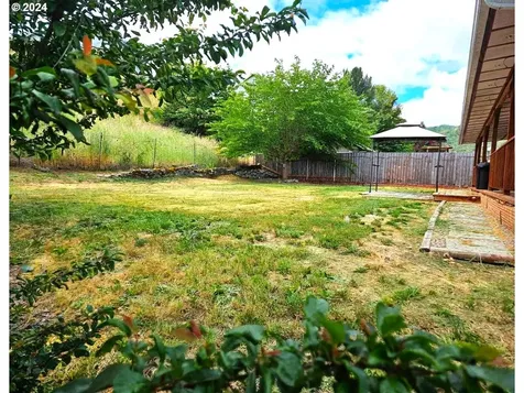 156 Lancaster Avenue Roseburg OR 97471