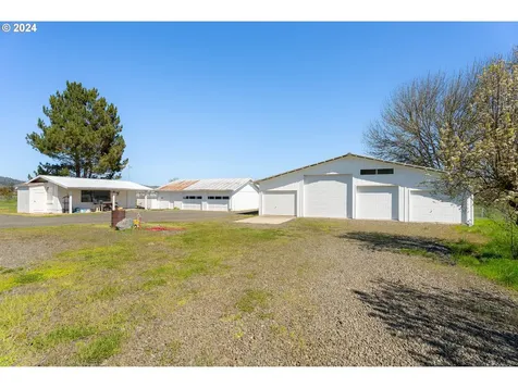 2253 Dairy Loop Road Roseburg OR 97471