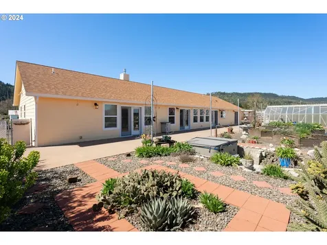 2253 Dairy Loop Road Roseburg OR 97471