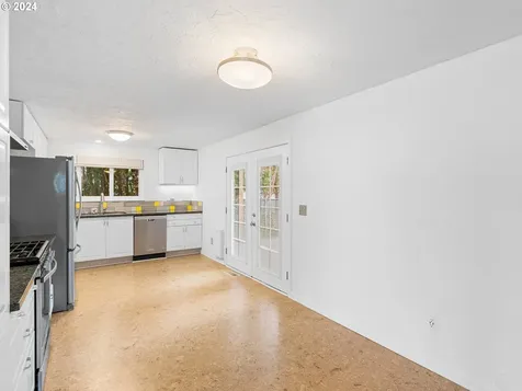 6104 Se Bush Street Portland OR 97206