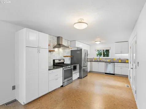 6104 Se Bush Street Portland OR 97206