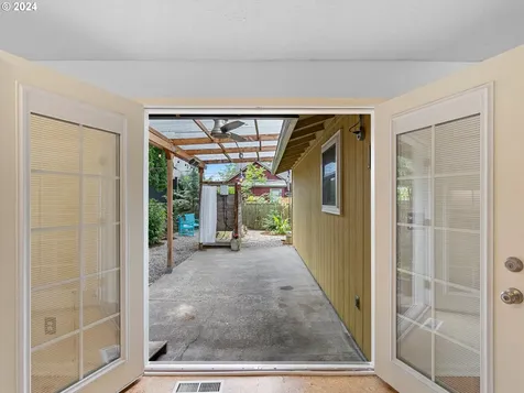 6104 Se Bush Street Portland OR 97206
