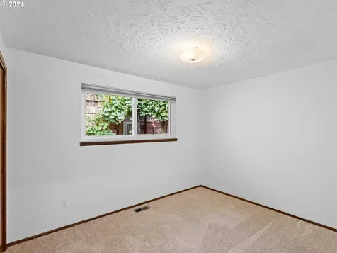 6104 Se Bush Street Portland OR 97206