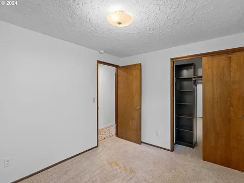 6104 Se Bush Street Portland OR 97206