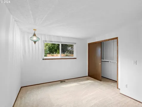 6104 Se Bush Street Portland OR 97206