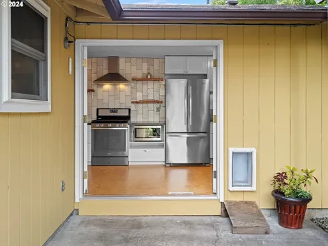 6104 Se Bush Street Portland OR 97206