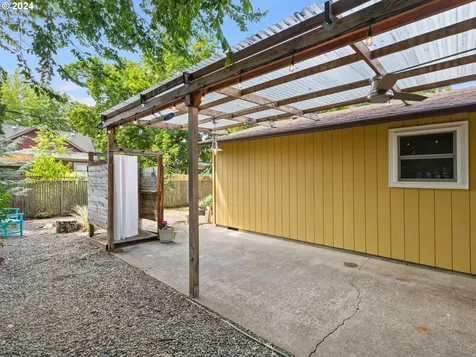 6104 Se Bush Street Portland OR 97206