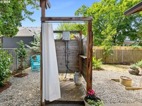 6104 Se Bush Street Portland OR 97206