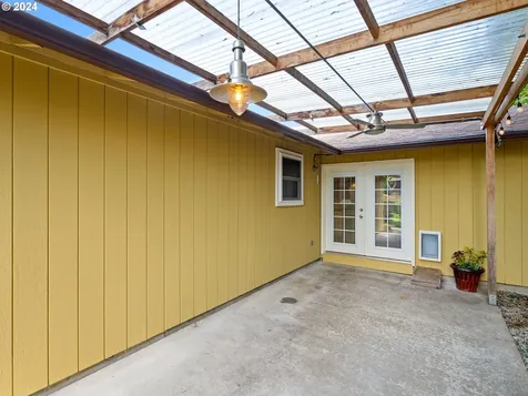 6104 Se Bush Street Portland OR 97206