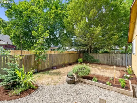 6104 Se Bush Street Portland OR 97206