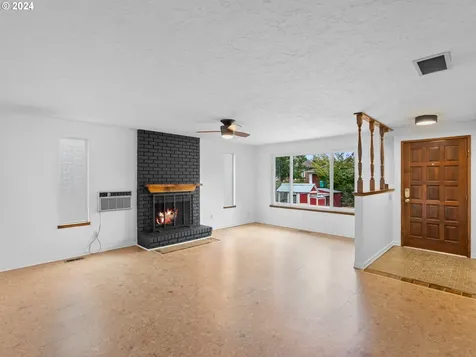 6104 Se Bush Street Portland OR 97206