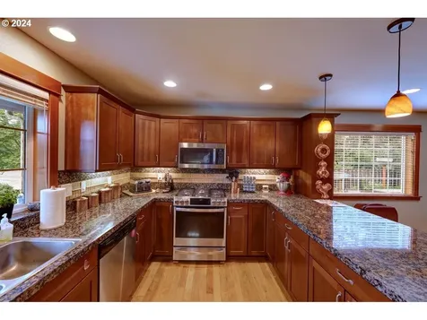 33 NW 17th Place Warrenton OR 97146