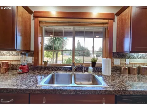 33 NW 17th Place Warrenton OR 97146