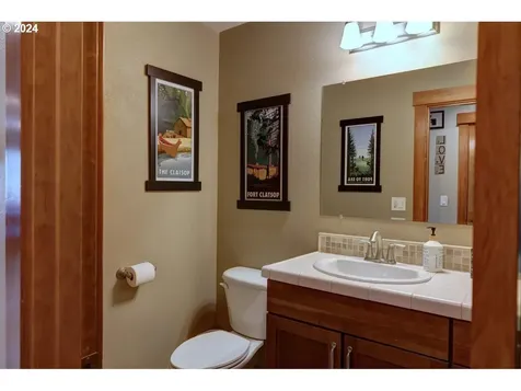 33 NW 17th Place Warrenton OR 97146