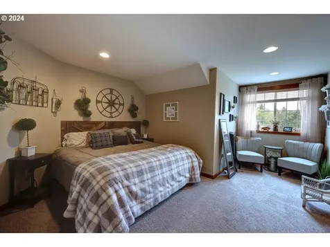 33 NW 17th Place Warrenton OR 97146