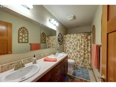 33 NW 17th Place Warrenton OR 97146