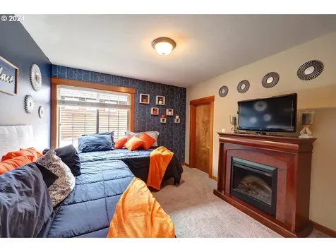33 NW 17th Place Warrenton OR 97146