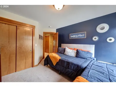 33 NW 17th Place Warrenton OR 97146