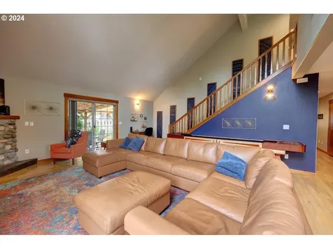 33 NW 17th Place Warrenton OR 97146