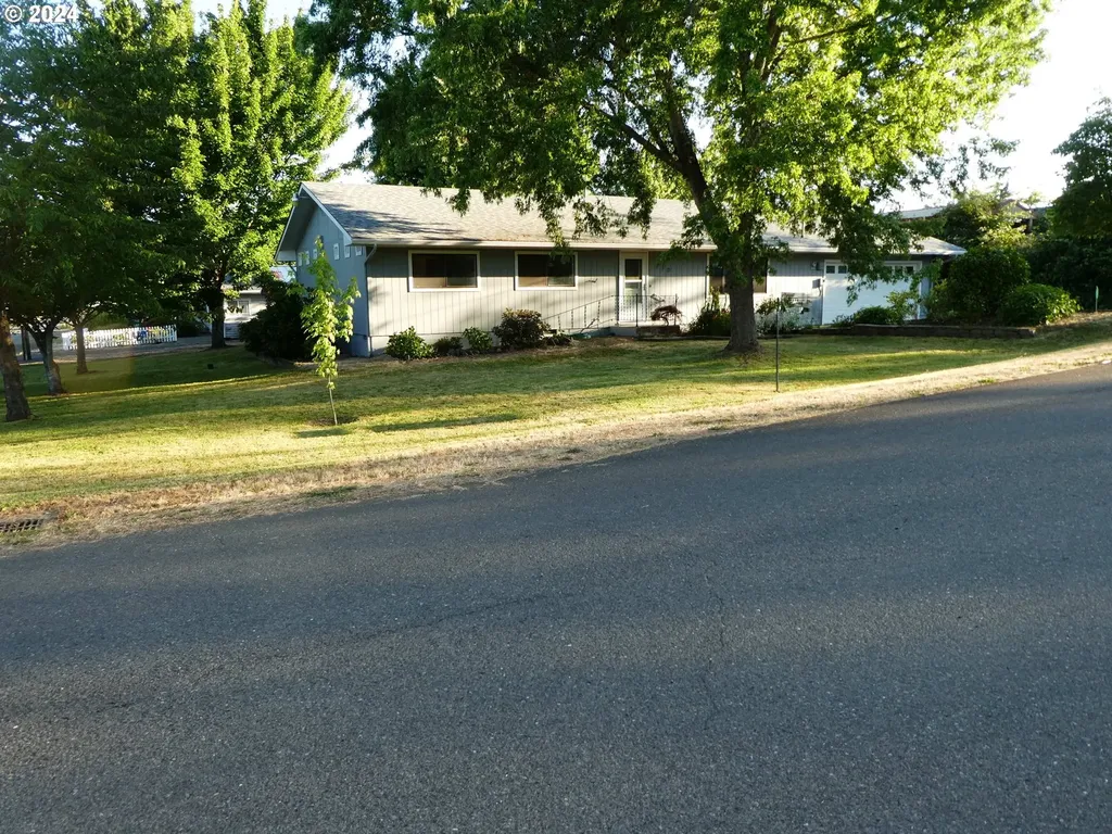 210 Nw Reed Street Winston OR 97496