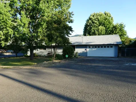 210 Nw Reed Street Winston OR 97496