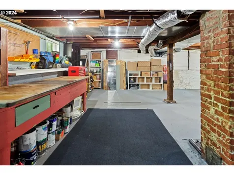 7603 SE Ellis Street Portland OR 97206