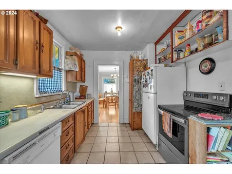 8238 N Hurst Avenue Portland OR 97203