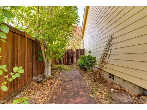 1096 Throne Drive Eugene OR 97402