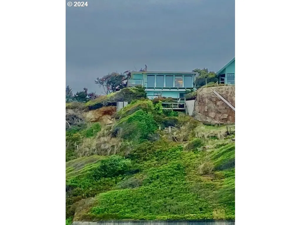 2489 Sw Anchor Avenue Lincoln City OR 97367