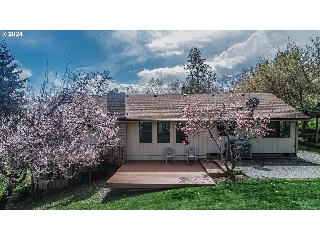 2214 W 10th Street The Dalles OR 97058