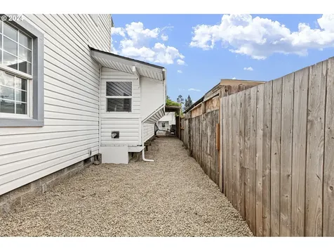 1025 T Street Springfield OR 97477