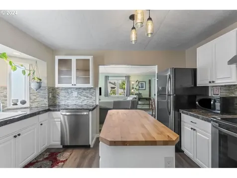 1660 36th Street Florence OR 97439