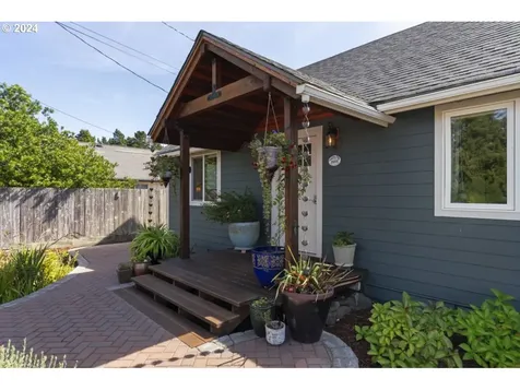 1660 36th Street Florence OR 97439