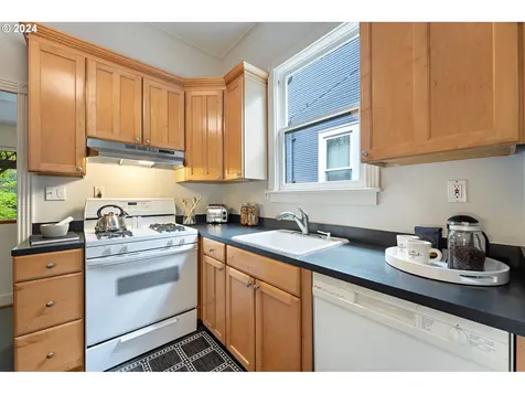 2042 SE Ankeny Street Portland OR 97214