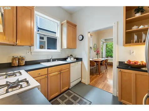 2042 SE Ankeny Street Portland OR 97214