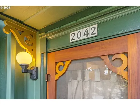 2042 SE Ankeny Street Portland OR 97214
