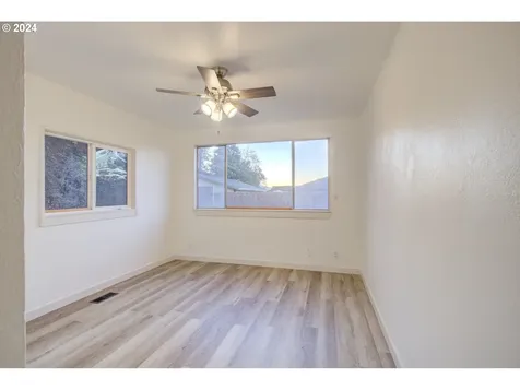 1329 NE Brooklyn Avenue Roseburg OR 97470