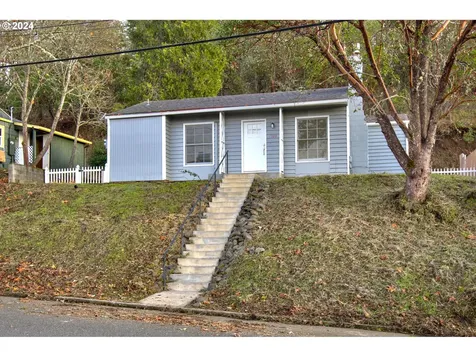 1329 NE Brooklyn Avenue Roseburg OR 97470