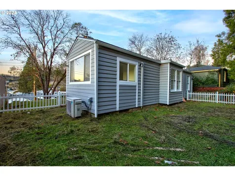 1329 NE Brooklyn Avenue Roseburg OR 97470