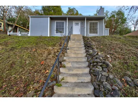 1329 NE Brooklyn Avenue Roseburg OR 97470
