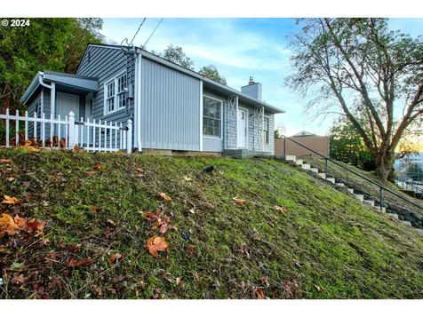 1329 NE Brooklyn Avenue Roseburg OR 97470