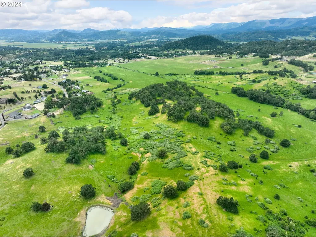 562 Country Hill Drive Roseburg OR 97471